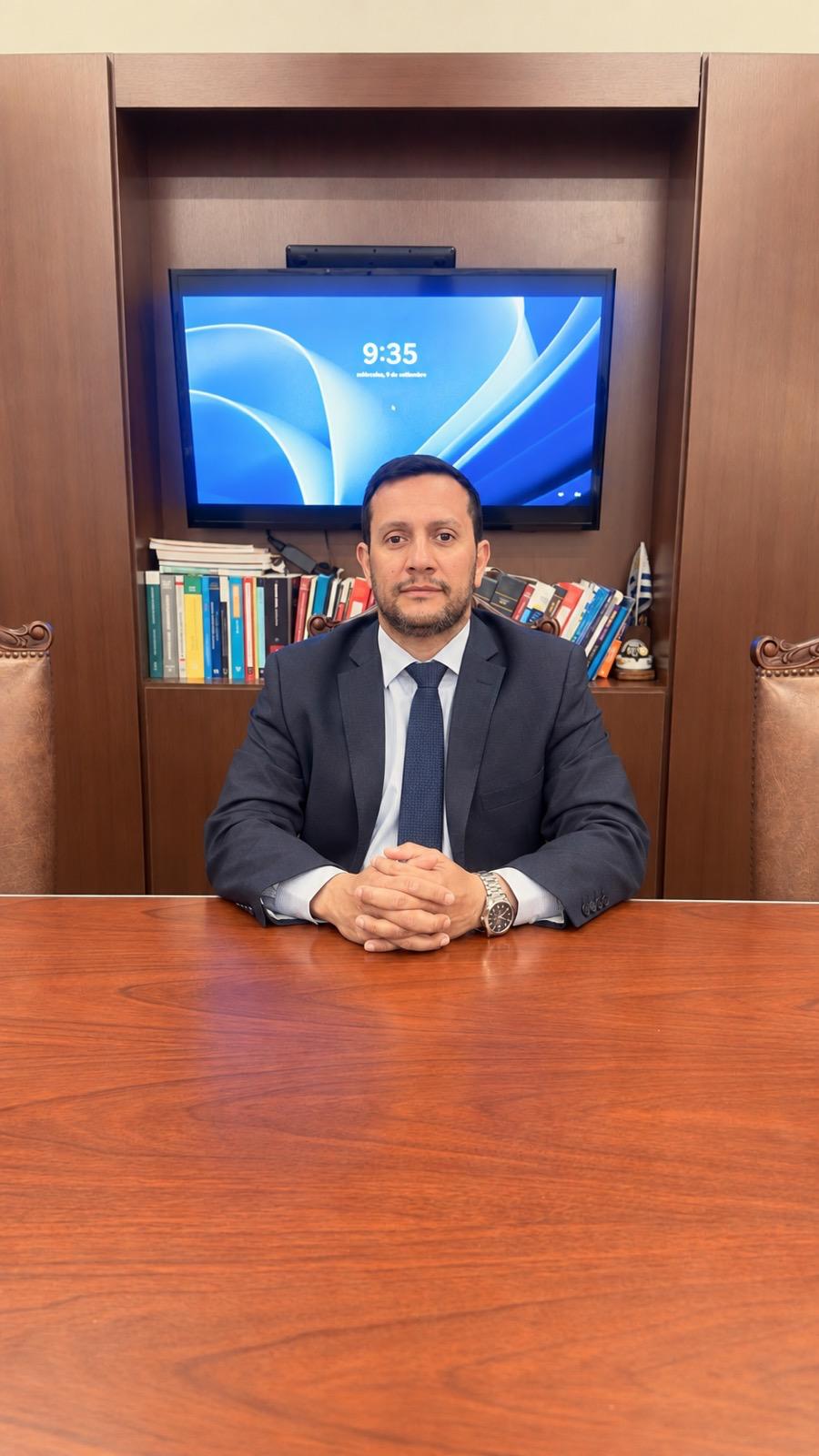 Dr. Julio López